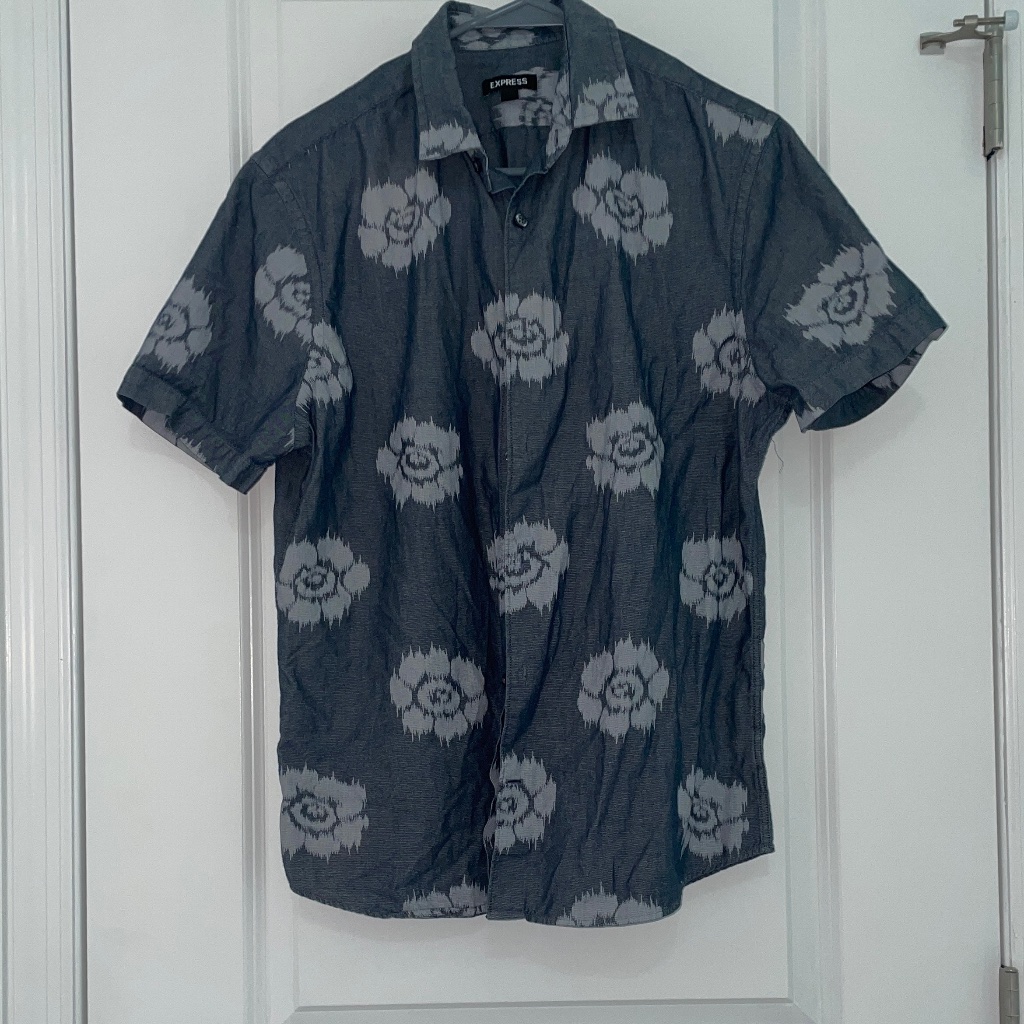 Express Blue Floral Button-Up Short Sleeve Shirt, Size M